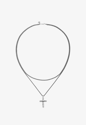 Duos sidabro tonų grandinių, kurios turi tekstūruotą kryžiaus pakabuką. Grandinės yra plokščios ir glaudžiai sujungtos; pakabukas yra paprastas, su šiurkščiu paviršiumi.