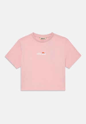 Svetloružové skrátené tričko s krátkymi rukávmi, okrúhlym výstrihom a malým bielym logom Ellesse s červeným a oranžovým polkruhom na hrudi.