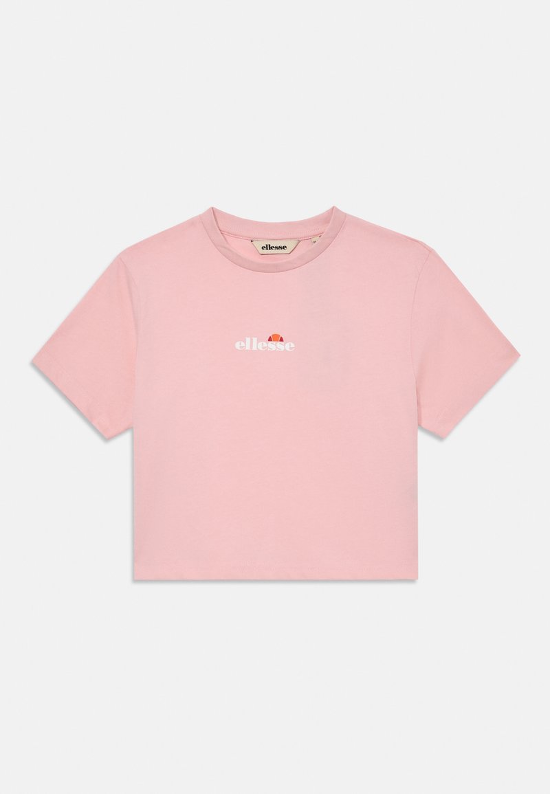 Šviesiai rožinė trumpa T-shirt su trumpomis rankovėmis, apvaliu kaklu ir mažuoju baltu Ellesse logotipu su raudonu ir oranžiniu pusmėnulio detaliu prie krūtinės.