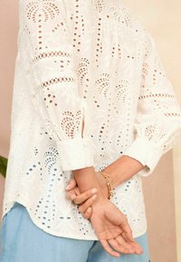 Love & Roses REGULAR FIT - BRODERIE V NECK BUTTON THROUGH  - Blúzka - white