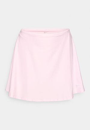 Falda deportiva de color rosa claro con diseño acampanado, hecha de tela suave. Presenta un logo sutil de Nike en plata en la parte inferior derecha.