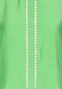 Material verde cu o bandă verticală centrală marginita de mici ornamente albe, în formă de scoică, distribuite uniform.