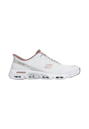 Fehér és világos rózsaszín Skechers slip-on sportcipő hálós felsőrésszel és látható párnázott légzsebekkel a talpon.