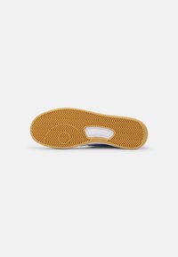 Nike SB ADVERSARY UNISEX - Sapatilhas de skate - summit white/hyper royal/white gum/light brown