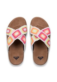 Deux paires de sandales à bout ouvert avec des brides au crochet multicolores en rose, orange et vert sur une semelle en cuir synthétique marron.