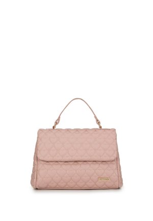 Sac à main rose matelassé en matériau synthétique ; possède une anse supérieure et des accents en métal doré ; motif en forme de cœur sur la surface.