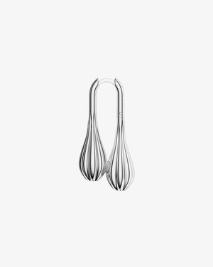 Boucles d'oreilles argentées avec un design en forme de goutte d'eau rainurée, finition lisse et fermoir à tige sécurisé.