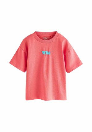 Tricou roz coral cu mâneci scurte, gât rotund și text albastru „Wild” centrat pe partea din față.