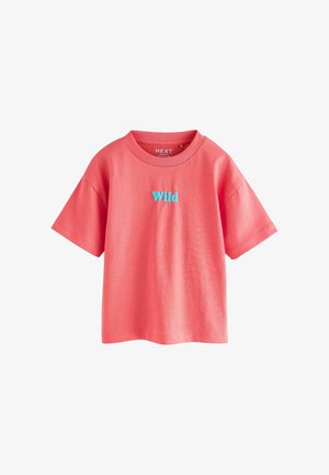 Tricou roz coral cu mâneci scurte, gât rotund și text albastru „Wild” centrat pe partea din față.