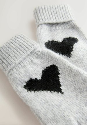 Sive pletene rukavice s rebrastim manšetama. Na stražnjem dijelu imaju crne zakrpe u obliku srca. Meka tekstura, ležerni dizajn, prikladne za hladnije vrijeme.