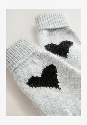 Sive pletene rukavice s rebrastim manšetama. Na stražnjem dijelu imaju crne zakrpe u obliku srca. Meka tekstura, ležerni dizajn, prikladne za hladnije vrijeme.