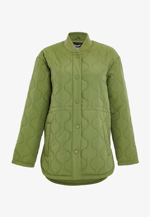 Prošívaná zelená bunda s kulatým výstřihem, patentkami a texturovaným vlnitým vzorem. Má dlouhé rukávy a mírně zakřivený lem.