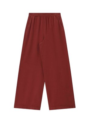 Wijde broek in donkerrood met een elastische tailleband en zijzakken, platliggend op een witte achtergrond.