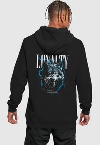 Sort hættetrøje med et grafisk motiv af en aggressiv ulv med lysende øjne, omgivet af blå lyn. Teksten lyder "LOYALITET" og ".ENHED Gennem BLOD."