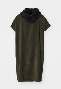 Vestido verde oliva Oversize con capucha negra, elaborado en tejido suave. Presenta mangas cortas y un dobladillo recto.