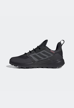 Czarne buty sportowe z fakturowaną podeszwą, cholewką z siateczki i materiału syntetycznego, trzema bocznymi paskami, sznurowane i z pętlą na pięcie.