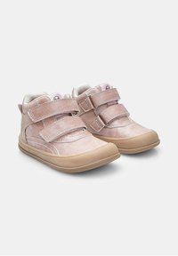 Sneakers per bambini rosa con due cinturini in velcro e suole in gomma marrone chiaro su uno sfondo bianco.