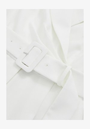 Biały materiał o gładkiej fakturze z paskiem z prostokątną białą klamrą, zapięty srebrnymi elementami, z detalem złożonego zakładki.
