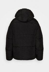 Sort puffjakke med hætte, struktureret stof og vandret syninger. Designet er oversized med lige kant og lange ærmer.