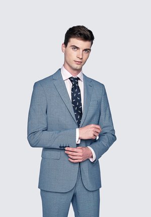 Jasnoniebieski garnitur w kratkę z dopasowanymi spodniami, biały koszula wizytowa i wzorzysty granatowy krawat. Charakteryzuje się eleganckim wzornictwem i subtelnymi akcentami.