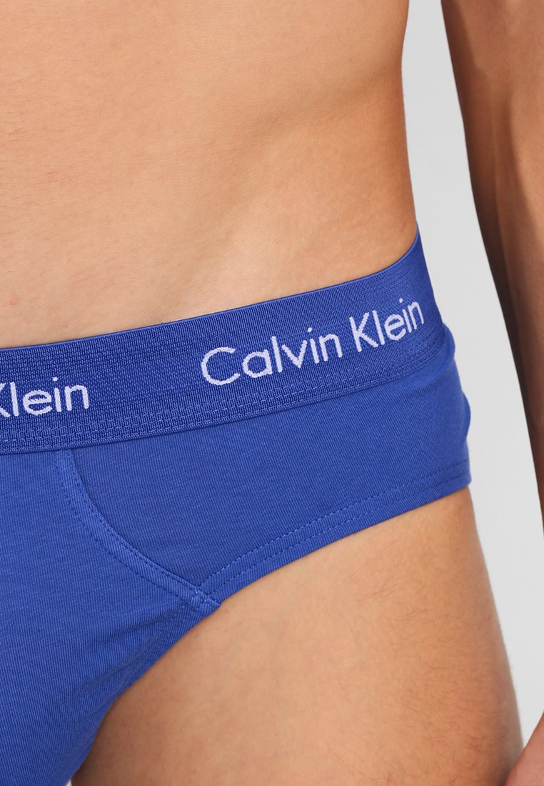 Boxers ajustados azul de Calvin Klein con una textura de tela suave, que presentan una cinturilla acanalada con el logo "Calvin Klein" en blanco.