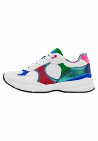 Scarpa sportiva colorata con una base bianca, dotata di accenti blu, verde, rosa e rosso. Tessuti testurizzati e materiali lucidi sui lati e sul tallone.