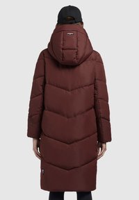 Abrigo tipo puffer marrón con patrón de chevron y capucha, que cuenta con un bolsillo con cremallera en la manga y un logotipo de la marca en el lado inferior.