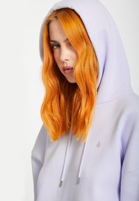 Licht lavendelkleurige hoodie met een trekkoord, met een klein logo. Zachte stof en een ontspannen pasvorm; heeft een grote, comfortabele capuchon.