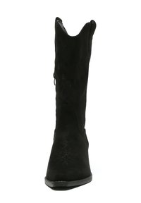 Botas de vaquero de ante negro con un eje elegante, punta afilada y costuras decorativas. Presenta un acabado texturizado y un tacón de goma bajo.