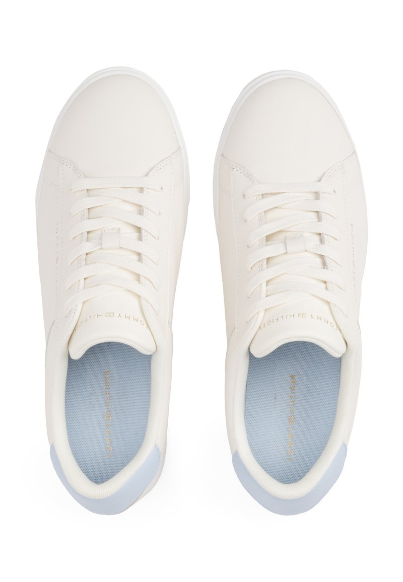 Sneakers bianchi a bassa punta realizzati in pelle liscia, con lacci piatti, solette azzurro chiaro e un marchio discreto sul lato esterno.
