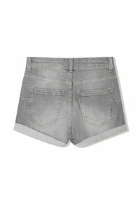 Pantalones cortos de mezclilla gris con dobladillo enrollado, que presentan dos bolsillos traseros y un ligero desvanecimiento para un aspecto texturizado.