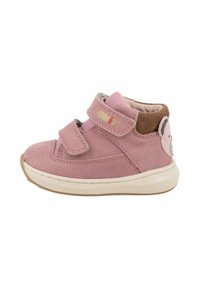 Scarpina rosa per bambini con doppie chiusure in velcro, suola bianca, toppa sul tallone marrone e dettaglio a forma di faccia d'orso sul retro.