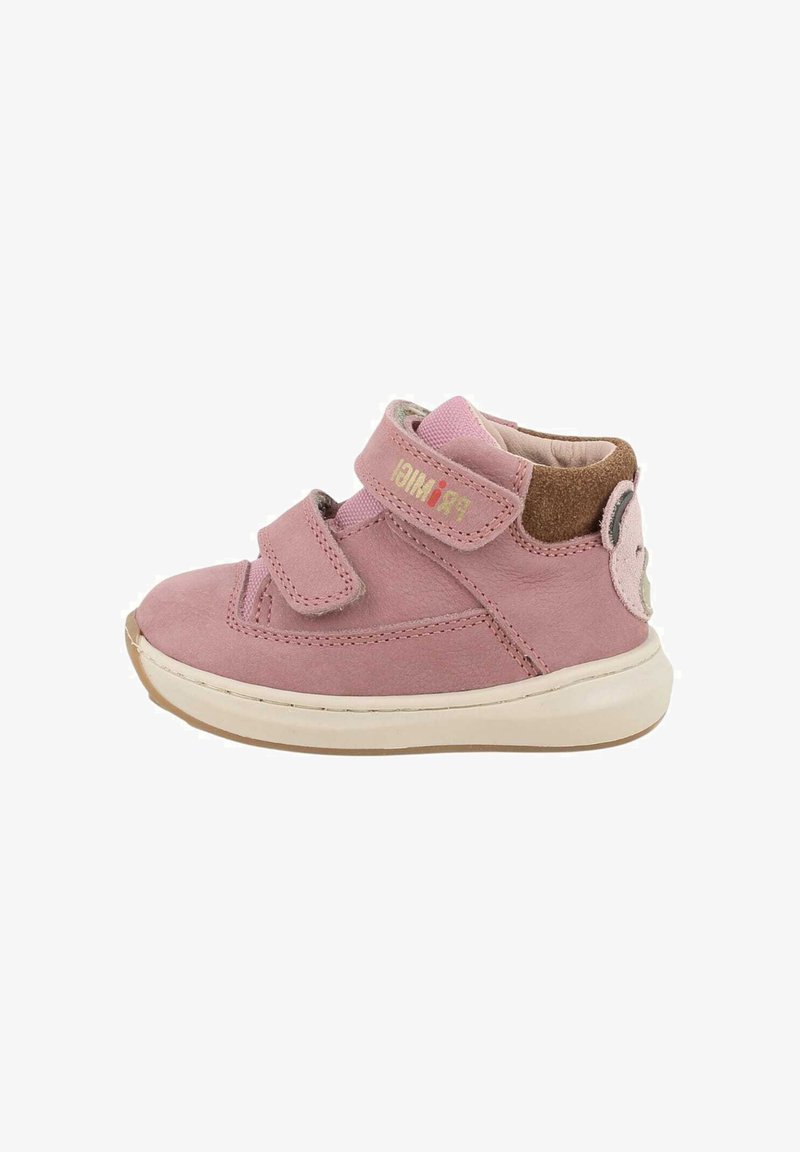 Scarpina rosa per bambini con doppie chiusure in velcro, suola bianca, toppa sul tallone marrone e dettaglio a forma di faccia d'orso sul retro.