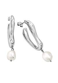 Srebrne kolczyki w kształcie obręczy o płynnej, organicznej formie, z wiszącą nieregularną białą perłą na dole i wypolerowanym wykończeniem metalu.