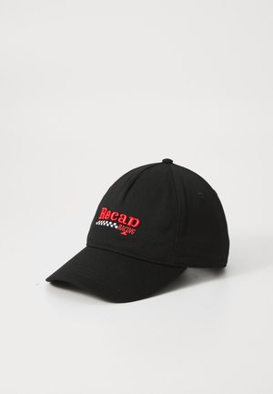 Căciulă de baseball neagră cu o coroană structurată și o vizieră curbă. Include textul brodat în roșu "Recad Racing" și un accent cu model în carouri.