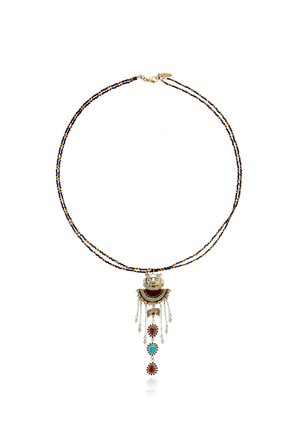Doppelreihige schwarze und goldene Perlenkette mit goldenem Löwenkopf-Anhänger und hängenden roten und türkisfarbenen Edelsteinanhängern.