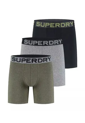 Drei Paar Herren-Boxershorts in Olivgrün, Grau und Schwarz, jeweils mit einem elastischen Bund, der mit dem „SUPERDRY“-Logo versehen ist. Weicher Stoff.