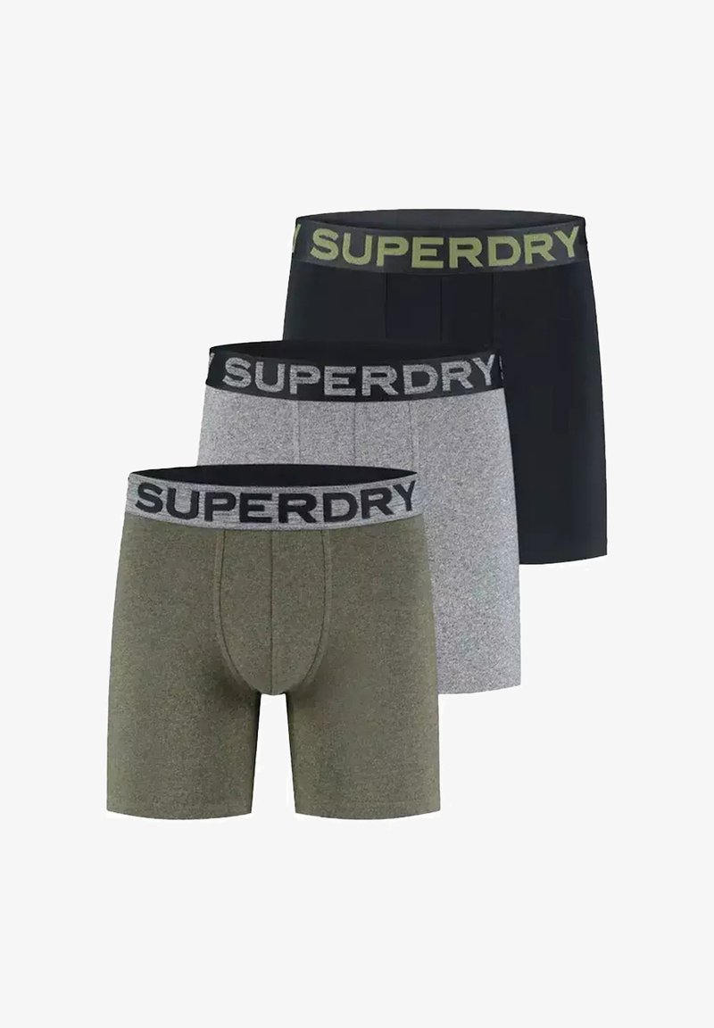 Trois paires de boxers pour hommes en olive, gris et noir, chacune avec une ceinture élastique portant le logo "SUPERDRY". Textile doux.