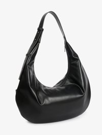 Bolsa de ombro em couro preto com alça larga ajustável e fecho de zíper no topo, forma suave e relaxada, em fundo branco.