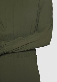 IVY OAK Robe longue - olive