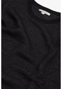 Sort strikket sweater med et tekstureret mønster, ribbet rund hals og et mærke med teksten "DAN JOHN" i størrelse M. Blødt, vævet stofdesign synligt.