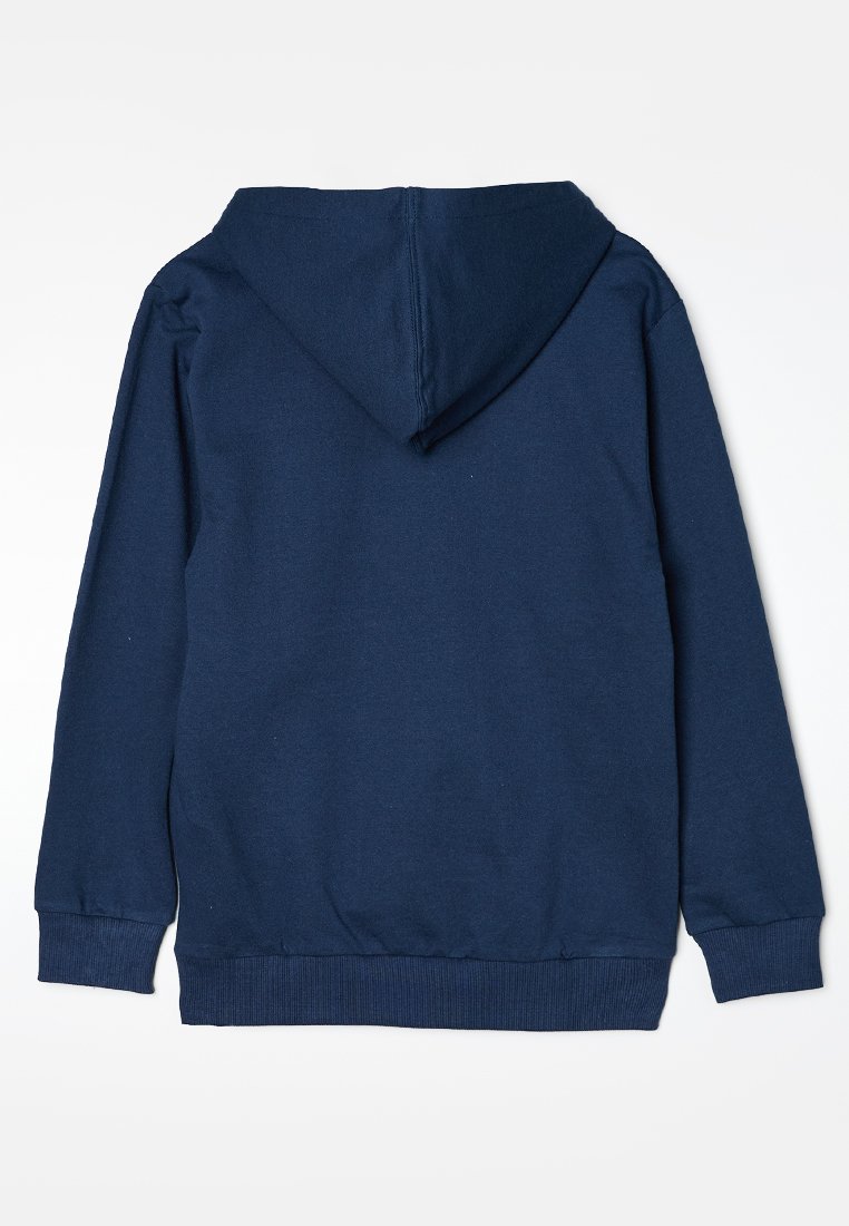 Navy-Hoodie aus weichem Material mit einer Kängurutasche, gerippten Bündchen und Saum sowie einer Kapuze mit Kordelzug. Glatte Textur ohne sichtbare Muster.