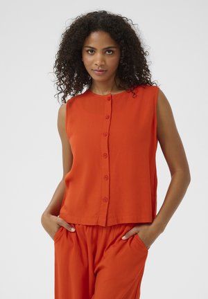 Rode mouwloze button-up top gemaakt van lichtgewicht stof, met een ronde halslijn en een ruime pasvorm, gecombineerd met bijpassende broeken.