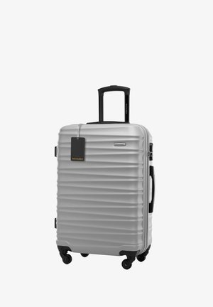 Tuhé stříbrné kufry s vroubkovanou strukturou, teleskopická černá rukojeť a čtyři otočná kolečka. Obsahuje černou nálepku s logem značky.