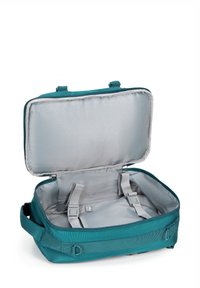 Turkusowa torba materiałowa z zamkiem błyskawicznym, szara podszewka, organizacyjne paski i gładka tekstura. Wnętrze zdobi delikatny wzór.