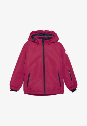 Veste imperméable fuchsia avec capuche, poches zippées noires, poignets élastiques et un accent de logo blanc sur la manche. Texture lisse.