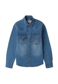Camicia di denim azzurro chiaro con colletto a punta, maniche lunghe e due tasche sul petto. Dettagli di cucitura notevoli e sezioni sbiadite.