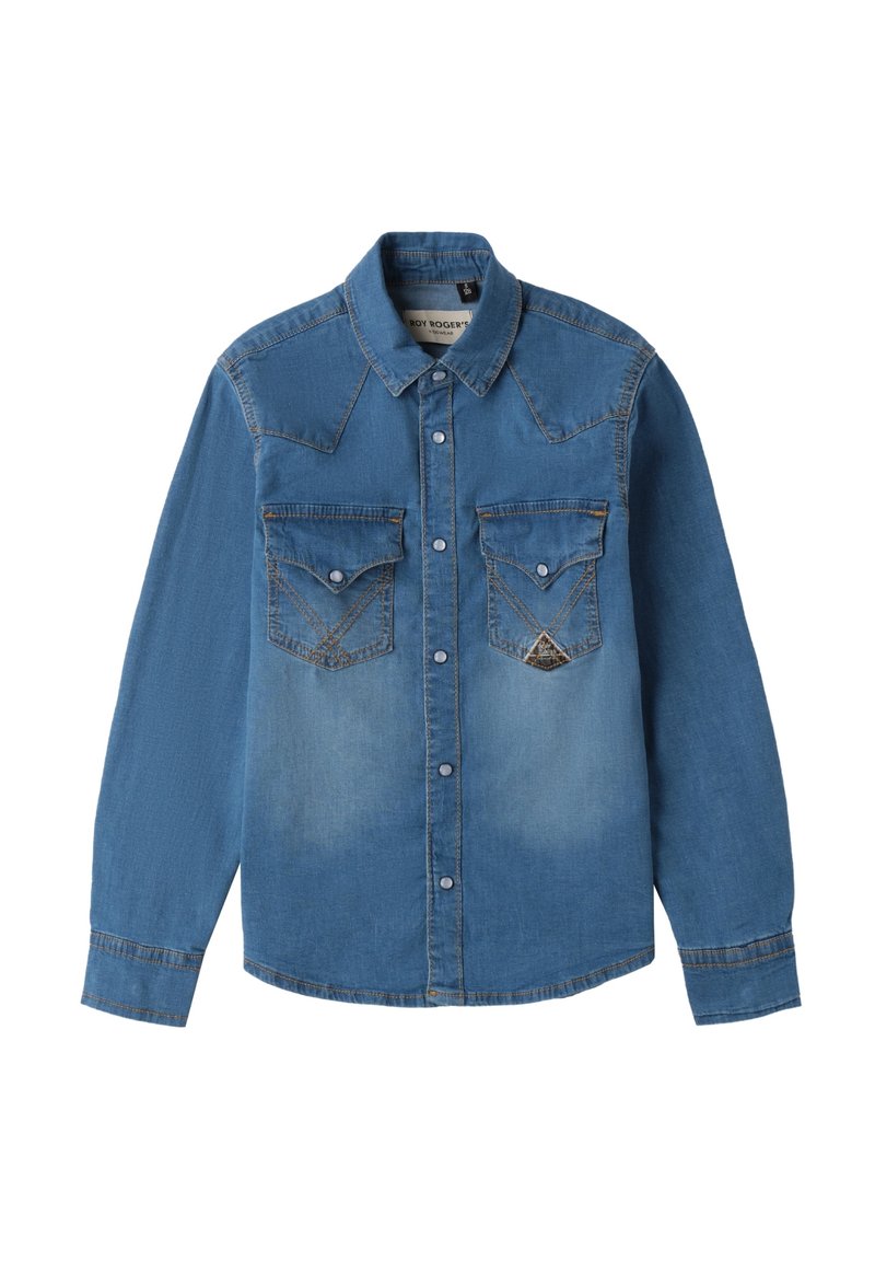 Camicia di denim azzurro chiaro con colletto a punta, maniche lunghe e due tasche sul petto. Dettagli di cucitura notevoli e sezioni sbiadite.