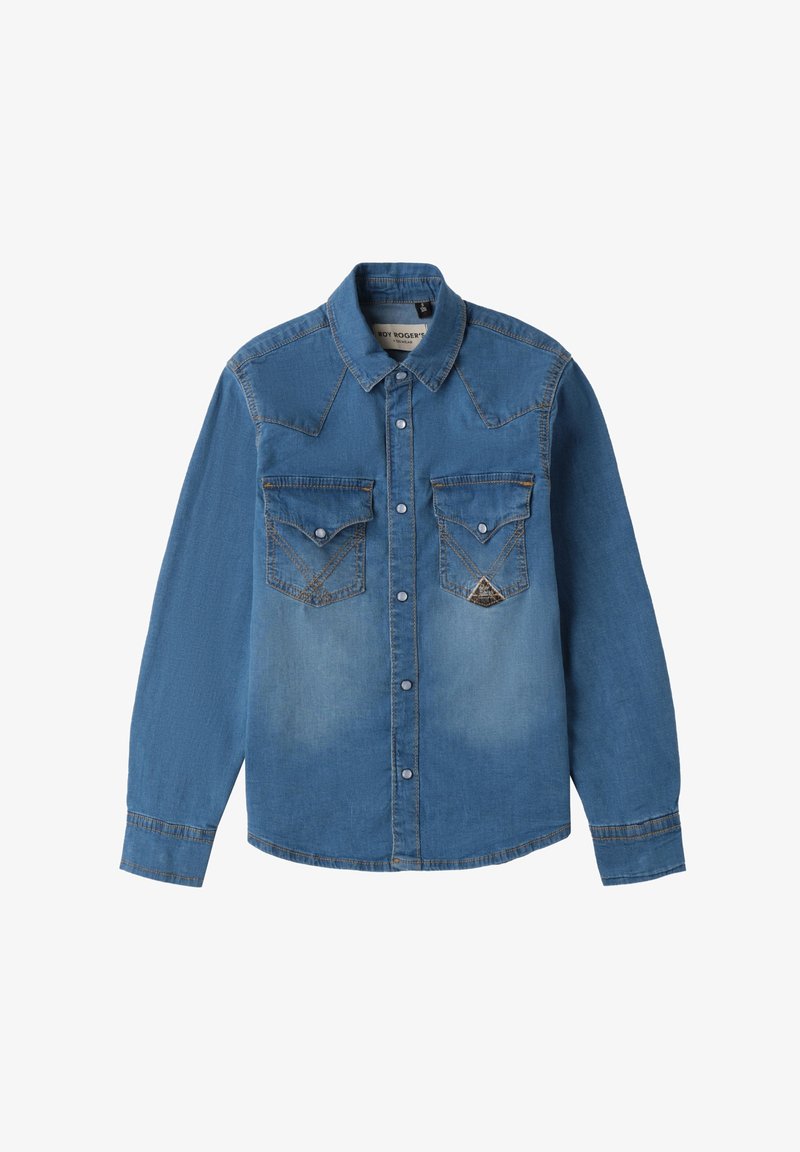 Camicia di denim azzurro chiaro con colletto a punta, maniche lunghe e due tasche sul petto. Dettagli di cucitura notevoli e sezioni sbiadite.