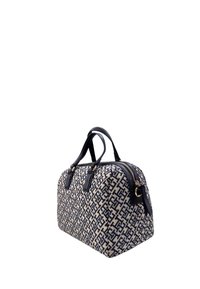 Borsa strutturata in beige con un motivo geometrico blu navy, dotata di manici in pelle blu navy scuro e chiusura con zip in metallo dorato.